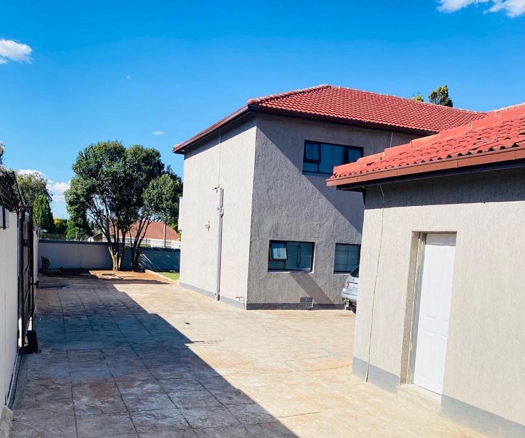 Airport Royal Guest House Κέμπτον Παρκ Εξωτερικό φωτογραφία