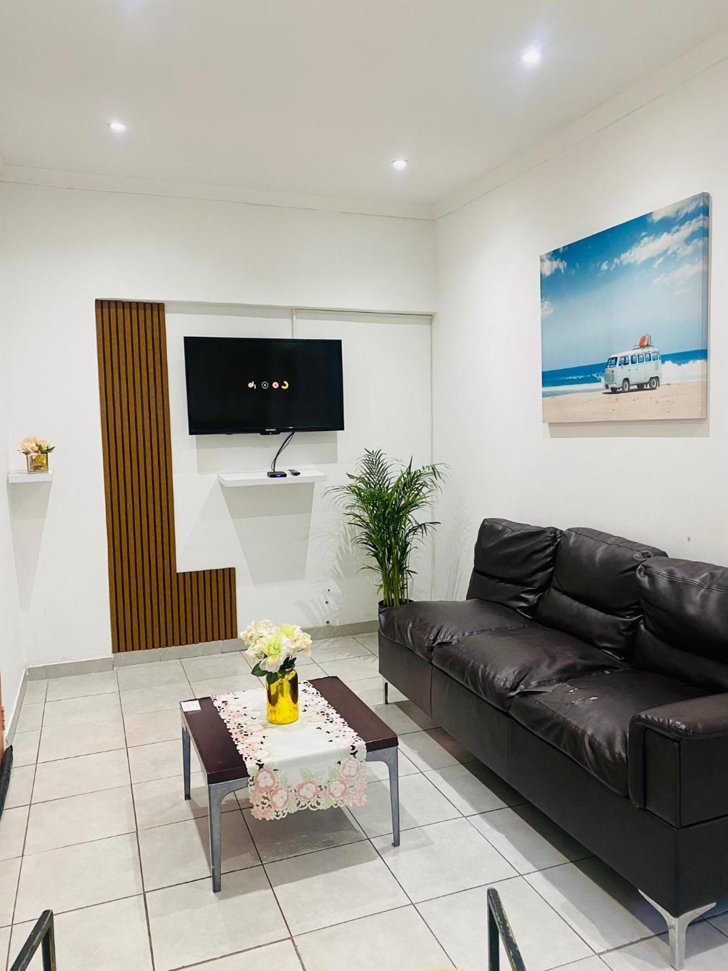 Airport Royal Guest House Κέμπτον Παρκ Εξωτερικό φωτογραφία